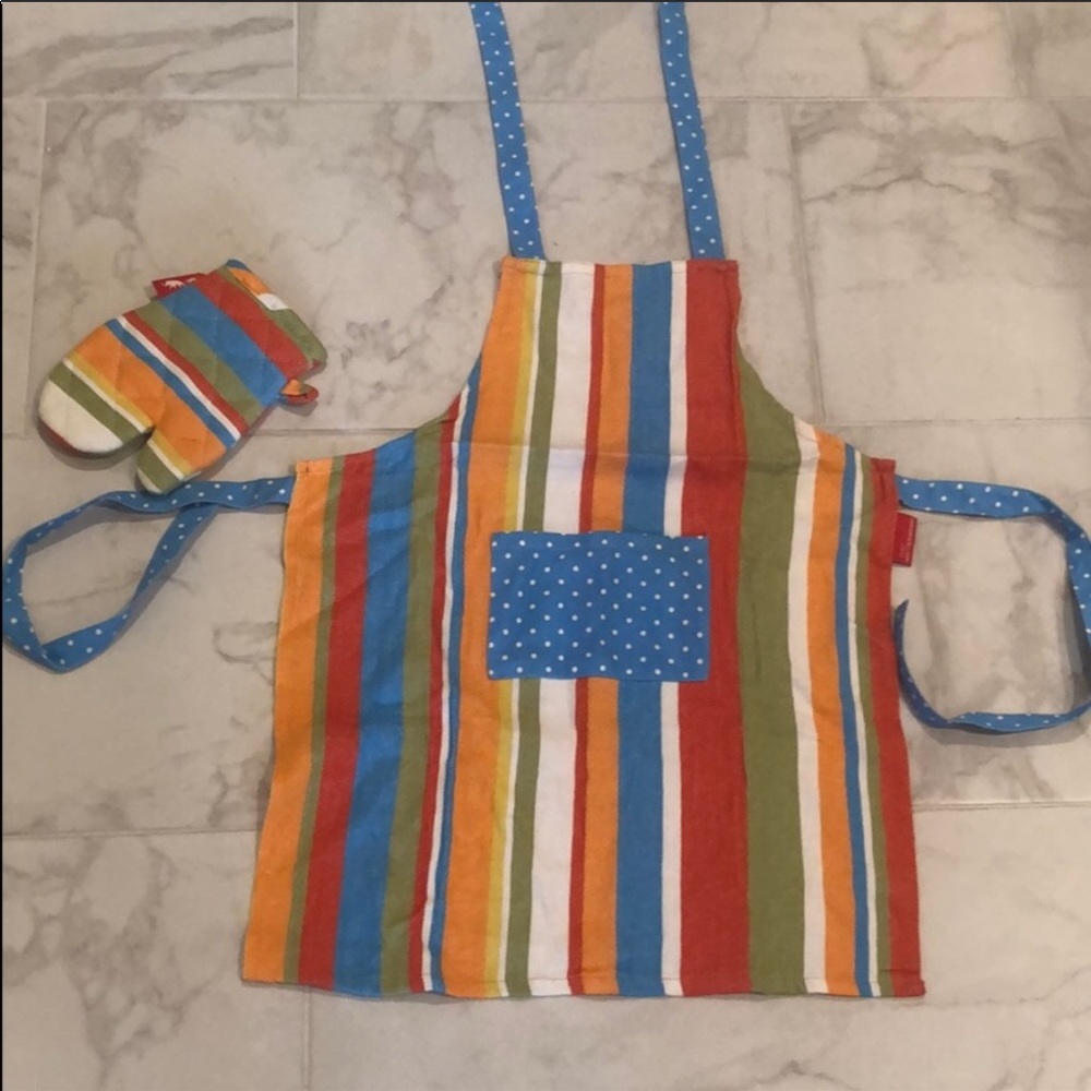 Kids apron and oven mitt